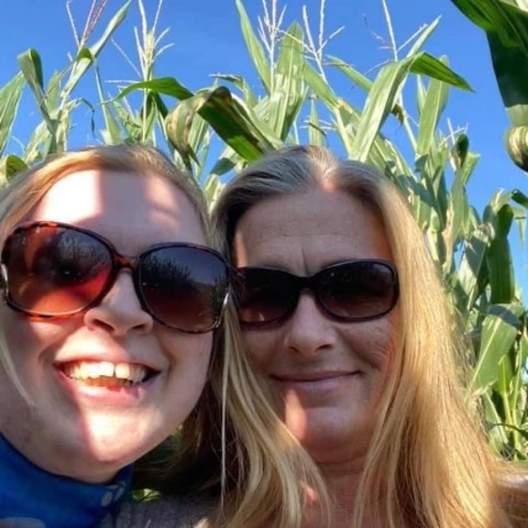 Profile Picture of Iris Day (@iriseileen) on Poshmark