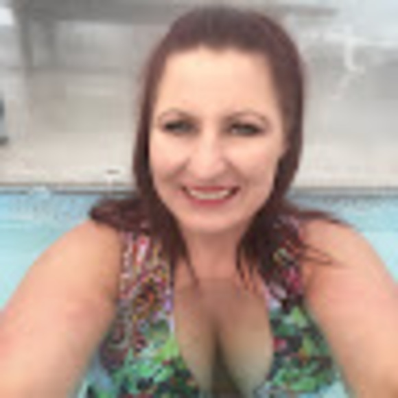 Profile Picture of Clellie Laws (@clellielaws1981) on Poshmark
