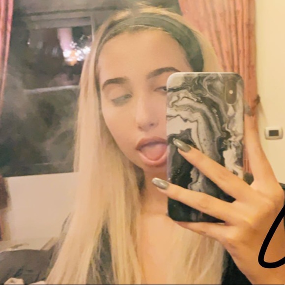 Profile Picture of Elle Baaklini (@ellebaaklini) on Poshmark