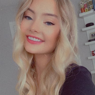 Profile Picture of Olivia Manningon Twitter