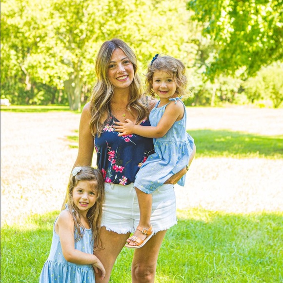 Profile Picture of Lisa Paz (@lisap10) on Poshmark