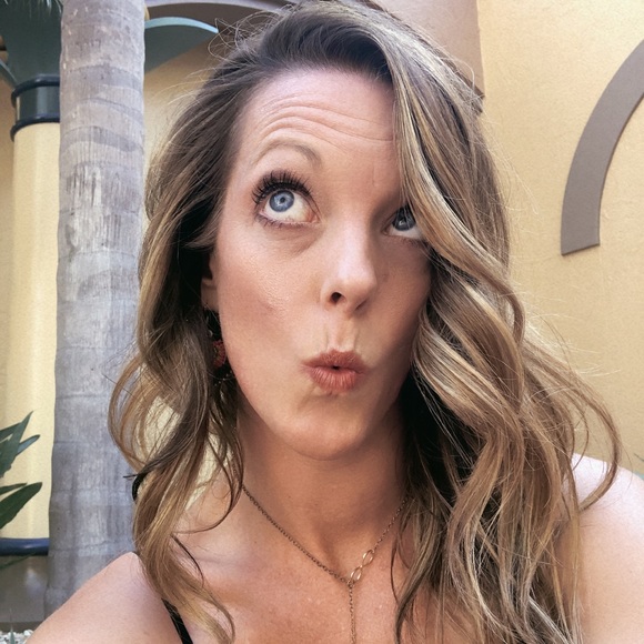 Profile Picture of Mandy Borgelt (@mandyborgelt1) on Poshmark