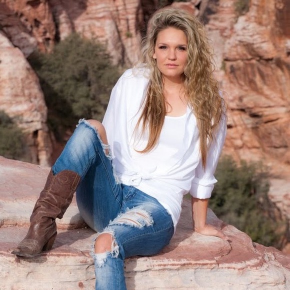 Profile Picture of Amanda Veilleux (@amandavei82) on Poshmark