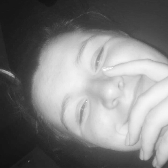 Profile Picture of Nicole Siefker (@nicoles_15) on Poshmark