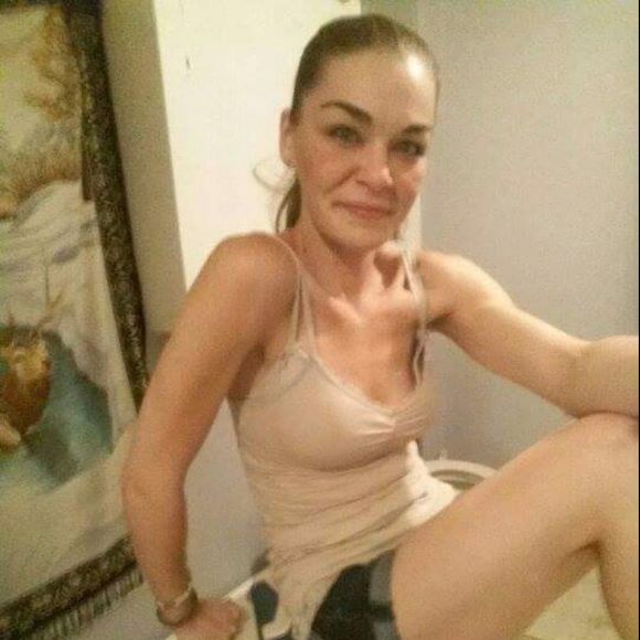 Profile Picture of Samantha Currier (@scsayshello) on Poshmark