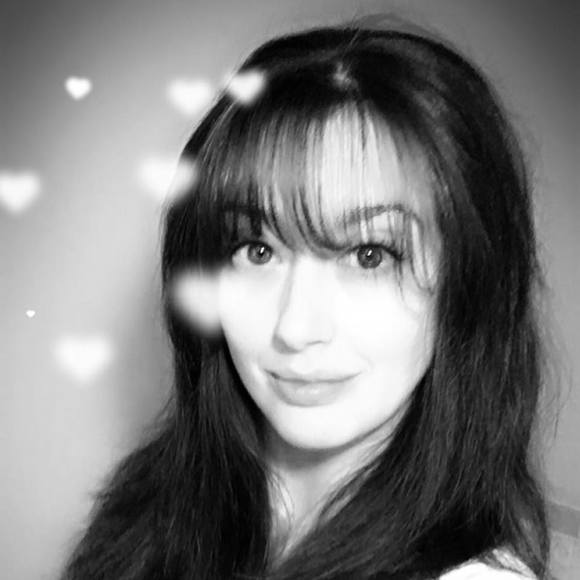 Profile Picture of Amanda Perham (@amandaperham426) on Poshmark