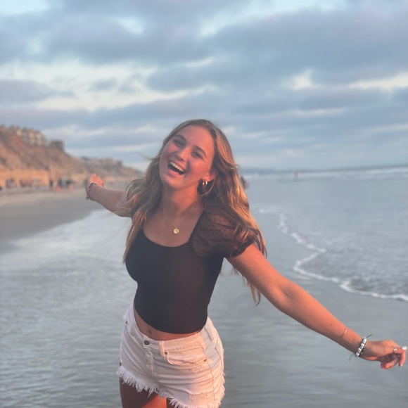 Profile Picture of Evyana Sadeh (@evyana) on Poshmark