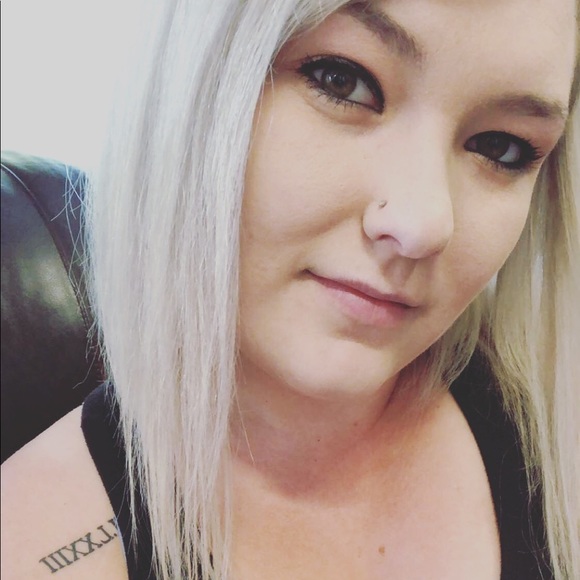 Profile Picture of Miranda Keele (@mirandapaige22) on Poshmark