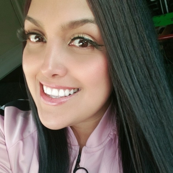 Profile Picture of Yizel Bobadilla (@yizelbobadilla) on Poshmark