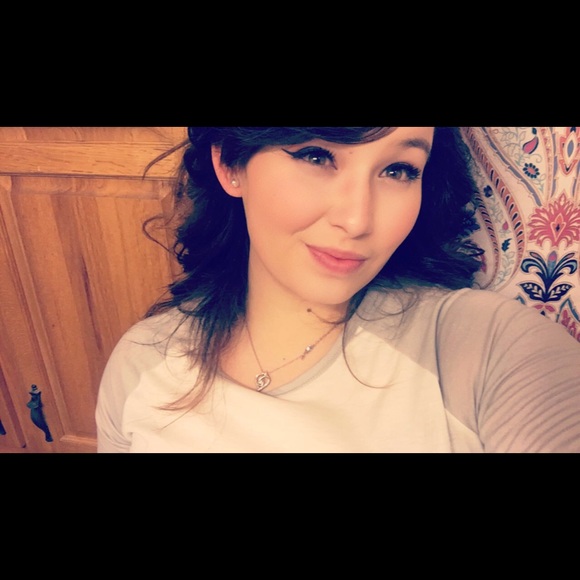 Profile Picture of Jenna Boytique (@jboytique) on Poshmark