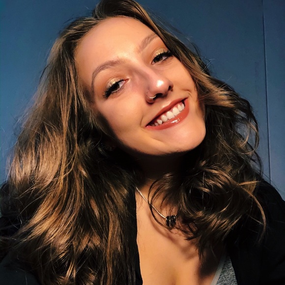 Olivia Naylor - Poshmark Profile Picture of Olivia Naylor (@onaylor) on Poshmark