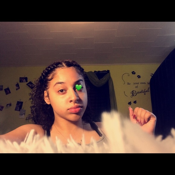 Profile Picture of Ariana Lugo (@arianaluggo) on Poshmark