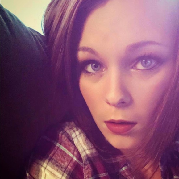 Profile Picture of Heather Hupert (@heatheramber24) on Poshmark