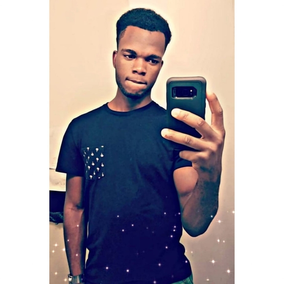 Profile Picture of Çãrløñ Mçiñtøsh (@carlon987) on Poshmark