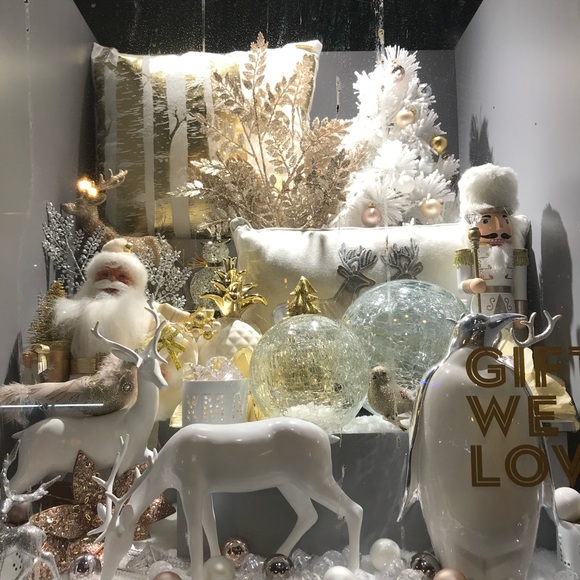 Profile Picture of Weijie Xin (@yakamoz_x) on Poshmark