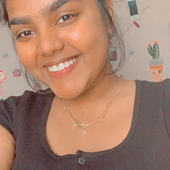 Profile Picture of Naomi Wadekar (@naomi2002w) on Poshmark