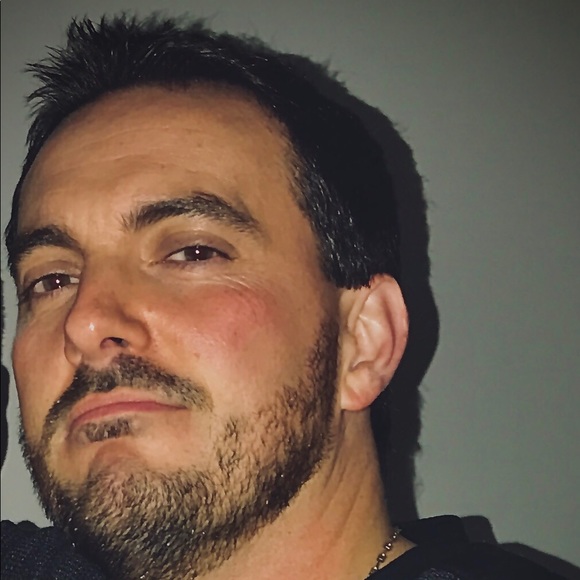 Profile Picture of Mike Fann (@mikebuysale) on Poshmark
