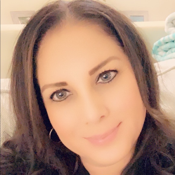 Profile Picture of Deanna Salazar (@deanna_salazar) on Poshmark