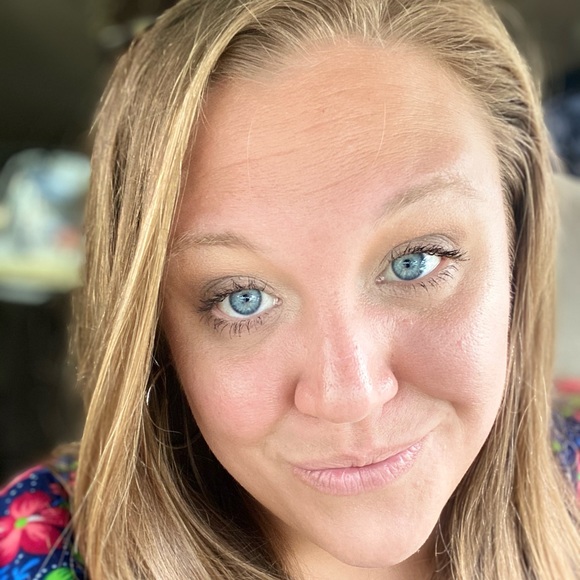 Tracy Gulliford - Poshmark Profile Picture of Tracy Gulliford (@tracy_gulliford) on Poshmark