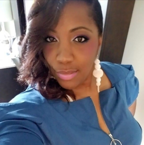 Profile Picture of Devina Hogan (@divaniva34) on Poshmark