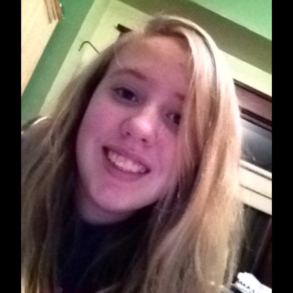 Profile Picture of Stephanie Clayville (@snugglewuffles) on Poshmark