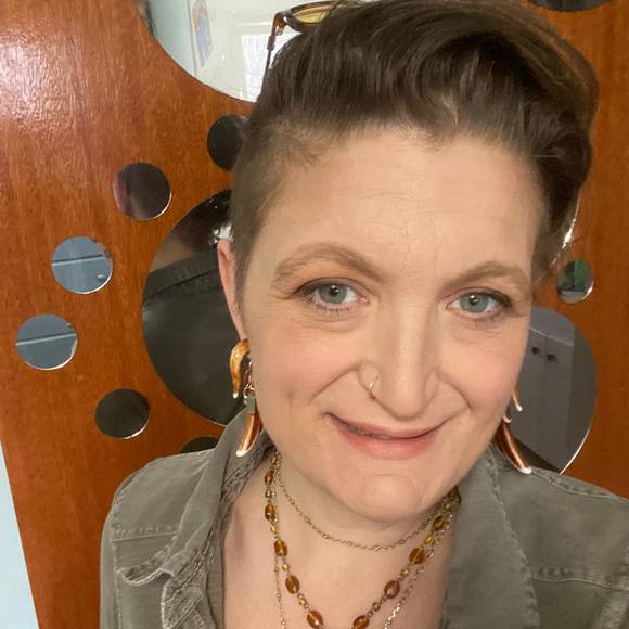 Profile Picture of Karen Hickox (@karenhickox) on Poshmark