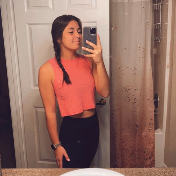 Profile Picture of Hanna Royer (@hannaroyer) on Poshmark