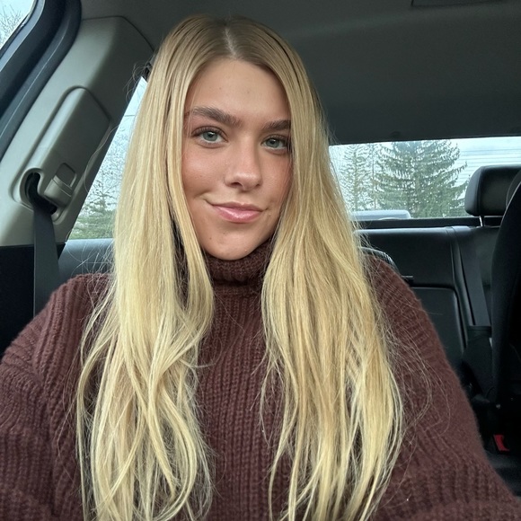 Profile Picture of Kate Arnold (@kgarnold30) on Poshmark