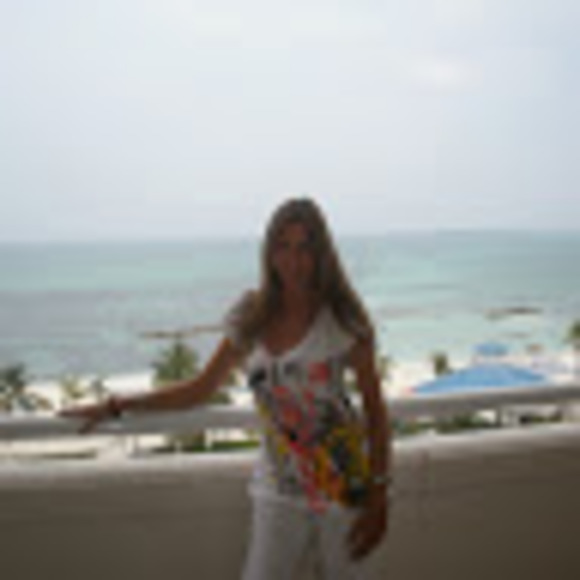 Doreen Roniger - Poshmark Profile Picture of Doreen Roniger (@doreenroniger) on Poshmark