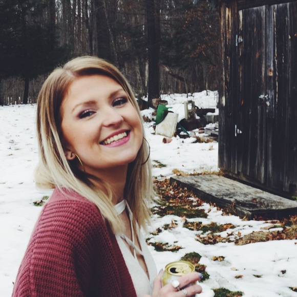 Profile Picture of Addison Cummings (@addygraceeee) on Poshmark