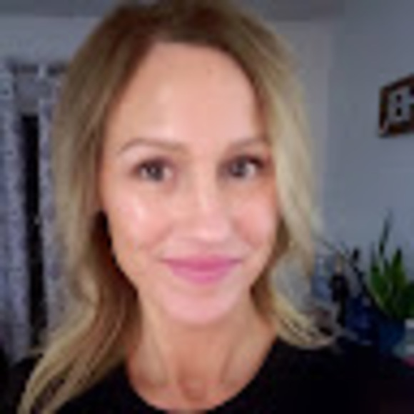 Profile Picture of Christina Abicht (@tinaaabicht) on Poshmark