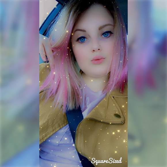 Profile Picture of Ellen Day (@ellenmd) on Poshmark