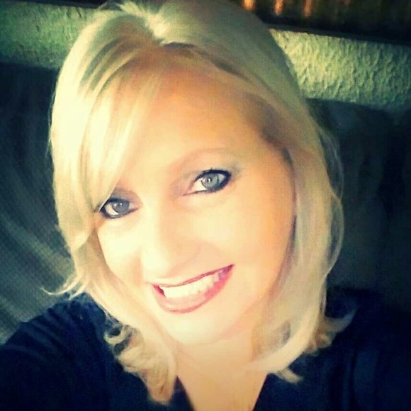 Profile Picture of Amy Farrow (@cfaf3015) on Poshmark