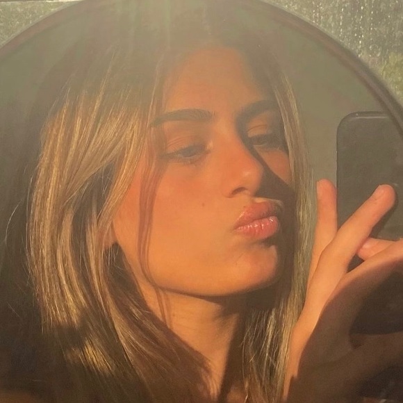Profile Picture of Jennifer Sinnathamby (@jennisinna) on Poshmark
