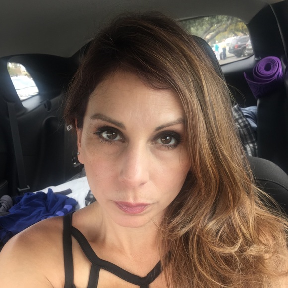 Profile Picture of Maxine Alvarez (@maxinea28) on Poshmark