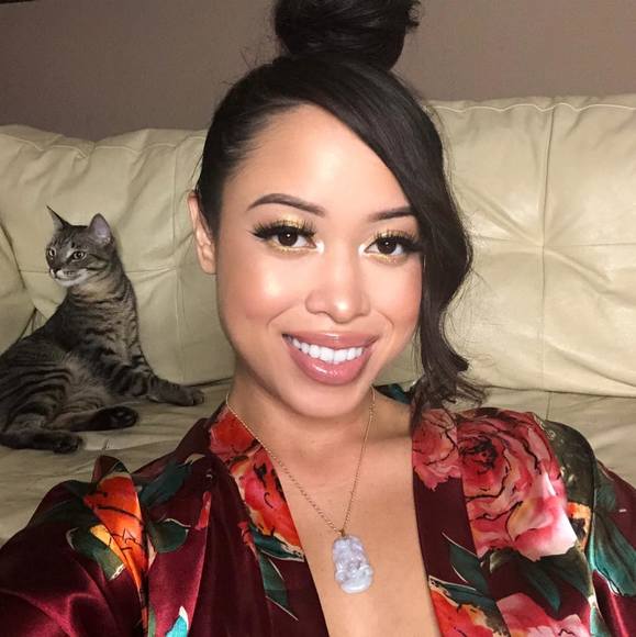 Profile Picture of Hannah Weakley (@hannahweakley) on Poshmark