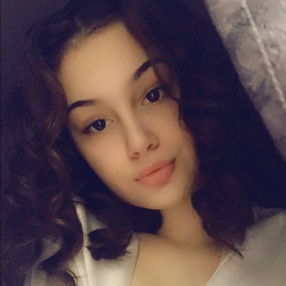 Profile Picture of Polly Rulon (@prlxq12) on Poshmark