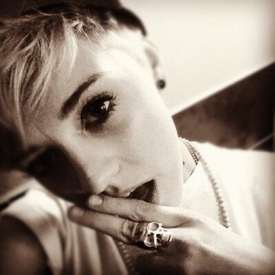 Profile Picture of ☆ Charlie&Sim ★ (@Danielle_MK1) on Twitter