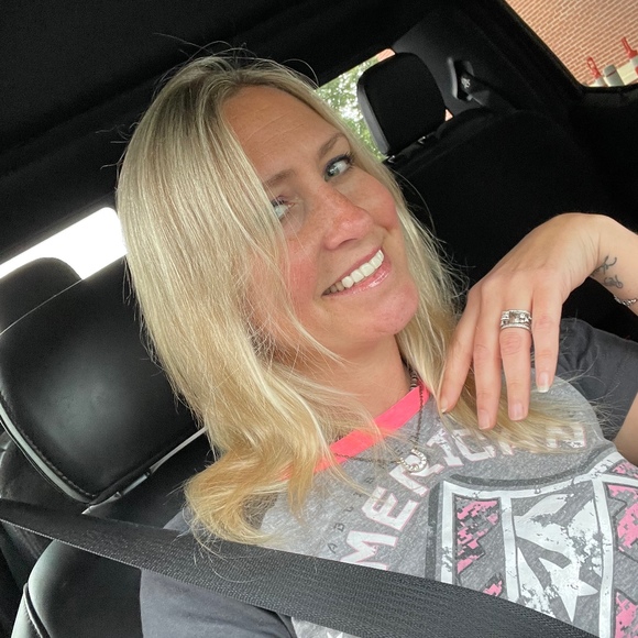 Profile Picture of Kourtney Metzinger (@kourtleah) on Poshmark