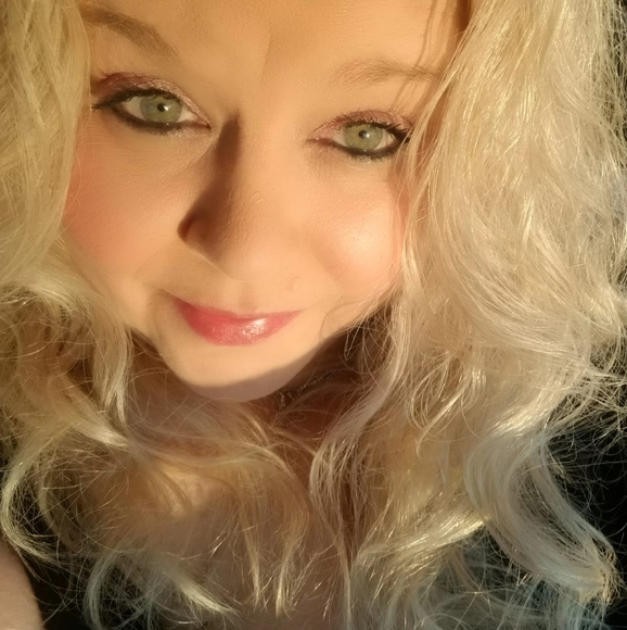 Profile Picture of Roberta Vallier (@robkon) on Poshmark