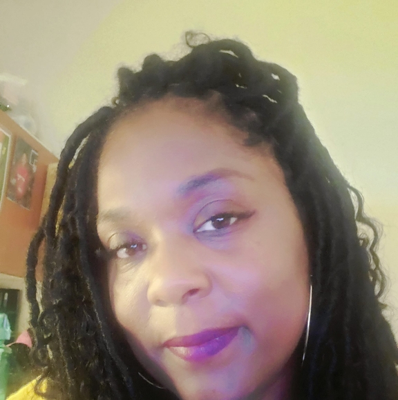 Profile Picture of Julia Hurt (@julia_dinkins) on Poshmark