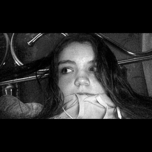 Profile Picture of Raylee Hewett (@rayleehewett05) on Poshmark