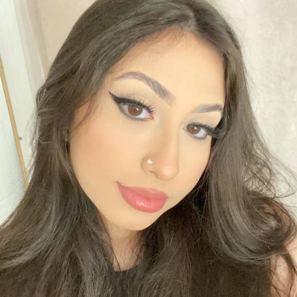 Profile Picture of Veronica Arrocha (@veronicaaglz) on Poshmark