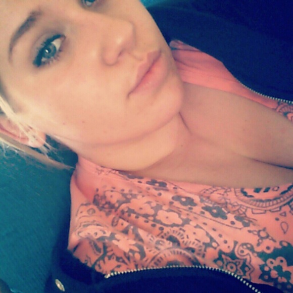 Profile Picture of Danielle Kleinow (@daniellekleinow) on Poshmark