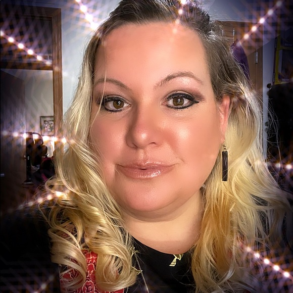 Profile Picture of Crystal Wilde (@crystalwilde) on Poshmark