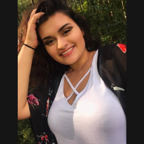 Profile Picture of Jyllian Keefe (@nicole_2018) on Poshmark