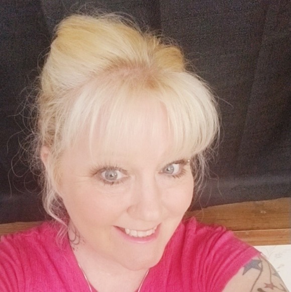 Profile Picture of Robin Kempson (@buffie1234) on Poshmark