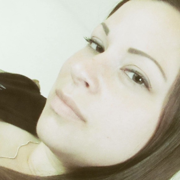 Profile Picture of Melissa Bruneau (@bruneautribe) on Poshmark