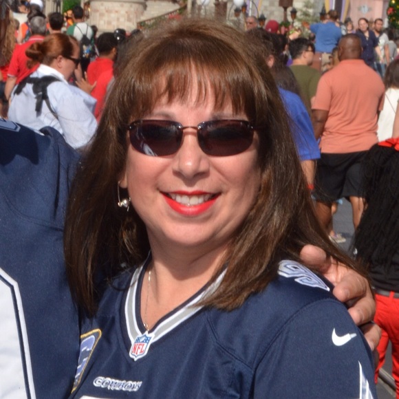 Profile Picture of Lora Flores (@texasgal1962) on Poshmark