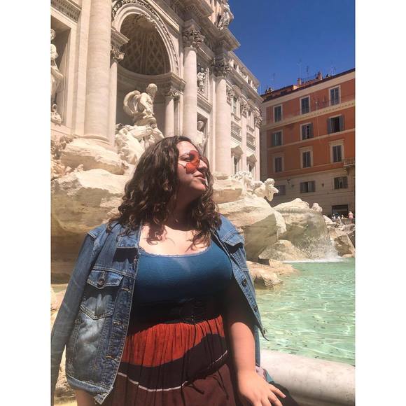 Profile Picture of Julia Scaringi (@juliaguilaa) on Poshmark